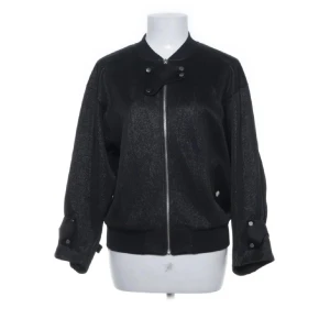 By Malene Birger bomberjacka  - En tunn bomberjacka i svart med glitter från By Malene Birger. Sitter oversized och är trekvartsärmad. Har inte kommit till användning! 