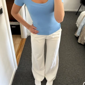 Vita kostymbyxor  - Tjusiga kostymbyxor ifrån hm, sitter jättebra men är lite långa för mig (jag är 165) och därav har de blivit lite skitiga i benen💕