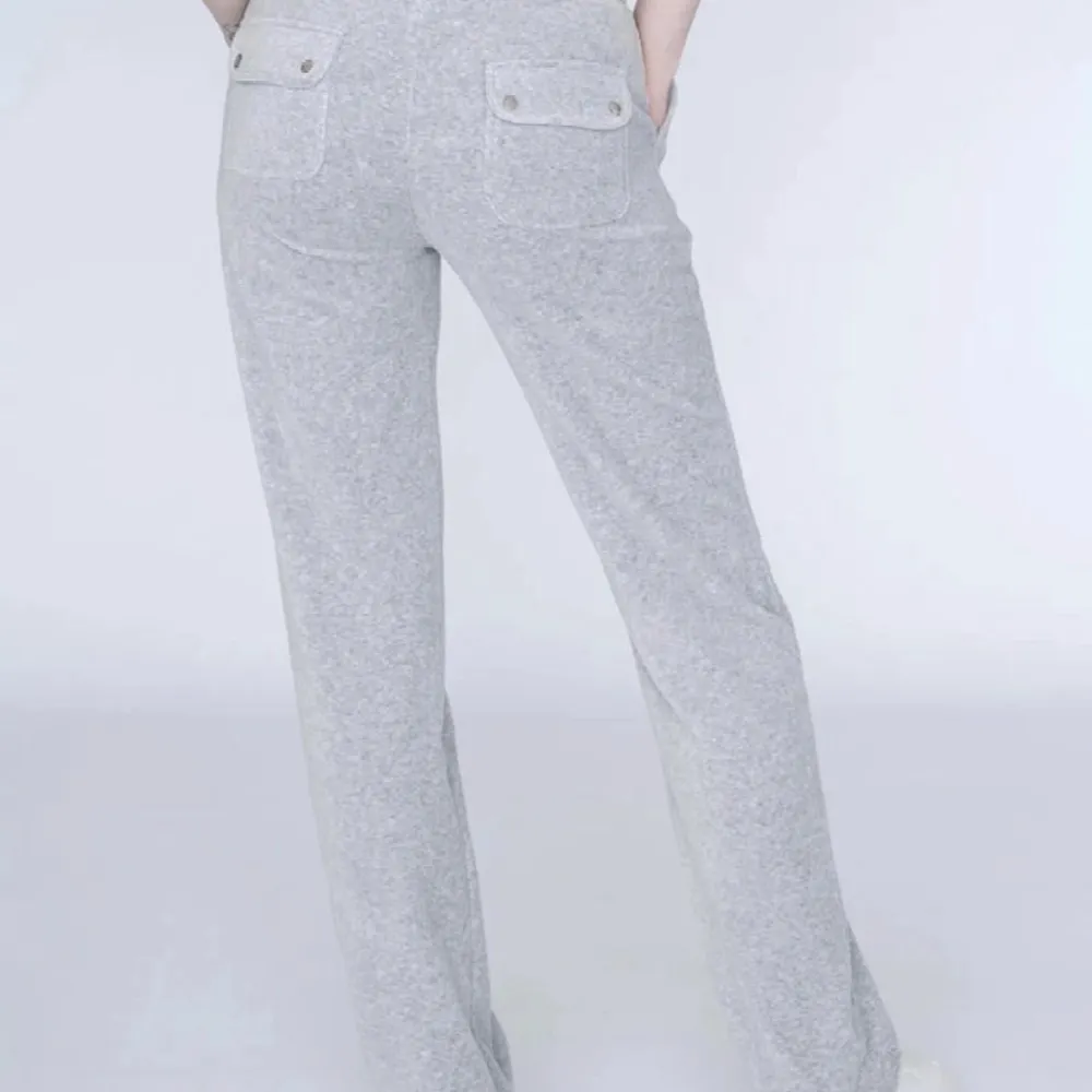 Säljer dessa gråa juciy byxorna som är i fint skick. Skriv privat om ni skulle vara intresserade! kan tänka mig o sälje de för cirka 450 kr💘🦕. Jeans & Byxor.