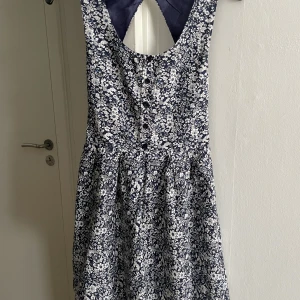 Sommarklänning - Söt, blommig sommarklänning XS