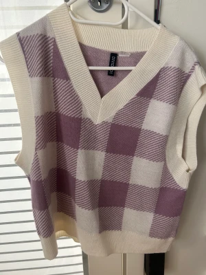H&M väst - Hade den ganska ofta är den är fortfarande är i jättebra skick! Vill sälja eftersom tycker inte om den längre (storlek på den är XS men den verkar var inte oversize så om ni vill se bilden på kroppen skriv gärna☺️) 