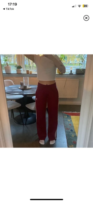 Adidas trackpants - KÖP DIREKT FÖR 180KR   Byxor från adidas i nyskick! De är använda 2-3 gånger, det finns en liten dragkedja där nere om man vill ha en slits. (LÅNADE BILDER) säljer för dom är för stora för mig och kommer inte till användning 💘 Du betalar frakten❤️