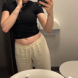 Linnebyxor - Beiga linnebyxor från pull&bear! Superfina till sommaren och perfekt längd på mig som är ca 160🥰