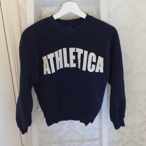 Sweatshirt  - En mörkblå sweatshirt från gina tricot💕