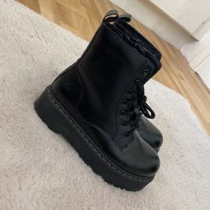 Boots/kängor - Dr Martens liknande boots med dragkedja. Aldrig använda då jag har ett liknande par. Storlek 36. 