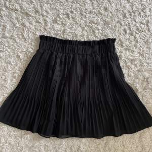 Svart kjol med dubbla tyger - inte genomskinlig! Använt endast ett fåtal gånger. Inga slitningar eller defekter - i nyskick. 