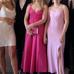 Rosa långklänning zara - Säljer min jättefina långklänning från zara då den ej kmr till användning. Endast använd en gång! Köparen står för frakt💞