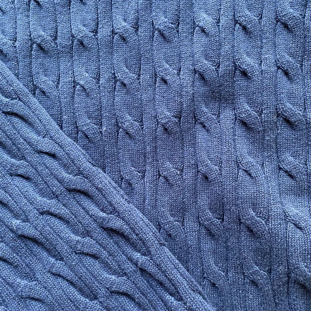 En mörkblå finstickad tröja i storlek S. Aldrig använd och helt nytt skick. Säljer för: 115kr Nypris: 129kr. Stickat.