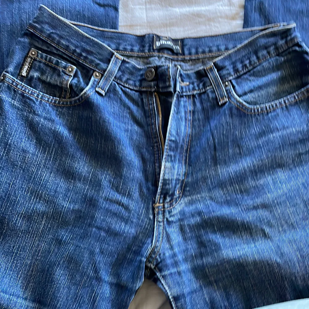 Jeans från Gina stl 36/38 kanske står ingen storlek på men är midwaist. Jeans & Byxor.