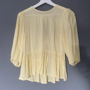 Blus - Fint skick. Sitter bra och är skön att ha på sig.