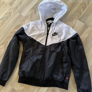 Nike jacka  - Tunn Nike jacka. Strl S, nyskick, aldrig använd. Köpt på stadium för 650kr, säljer för 250!