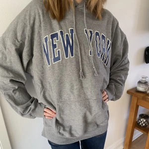 Brandy Melville oversized hoodie - Denna hoodie är köpt från Brandy Melville men kommer helt enkelt inte till användning längre. 