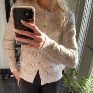 Kofta - Kofta från Mango köpt från Sellpy. Ljus med lite glittriga trpdar!😋💗