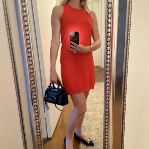 Klänning United Colors of Benetton - Fin klänning, mycket fint skick. Tyvärr så kommer den inte längre till användning för mig och hoppas att den får en ny ägare.  Kommer ifrån ett rök och djurfritt hem!  Se mina övriga aktioner! ❤️