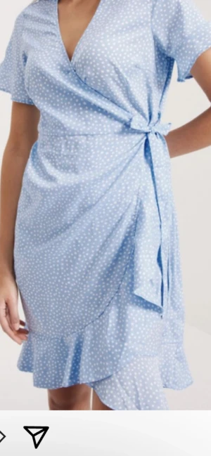 Omlottklänning i ljusblått - Sommarens sötaste omlottklänning i ljusblått med vita prickar. Använd en gång.