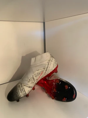 Adidas Nemeziz 18+ FG/AG Initiator - 40 2/3 EU - Adidas Nemeziz 18+ i storlek 40 2/3 EU. De är i väldigt bra skick. Använda ett fåtal gånger. Du kommer med prisförslag. Kontakta oss här, via mejl eller Instagram om ni är intresserade. Mvh Rshoessweden