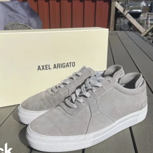 Arigato skor - Intressekoll på mina jättefina ljusgråa mocka arigatiskor!❤️ (lånad bild) i jättebra skick, använda några fåtal gånger. Kom privat för frågor eller bilder. Köpta för 2550kr och säljer för 1299kr (ANVÄND EJ KÖP NU) Priset kan diskuteras vid snabb affär 