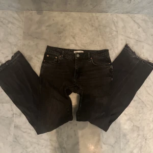 Bootcut jeans från zara - Lowwaist så snygga!! Från zara å har as snygg kant längst ner❤️‍🔥💋är 165 å de passar jätte bra i längden