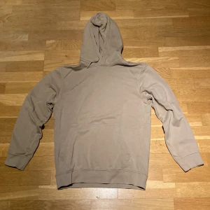Beige - En snygg beige hoodie från weekday i bra skick. Storlek XS men sitter som S. Köpare står för frakt