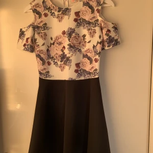 Blommig klänning - Söt blommig och svart klänning