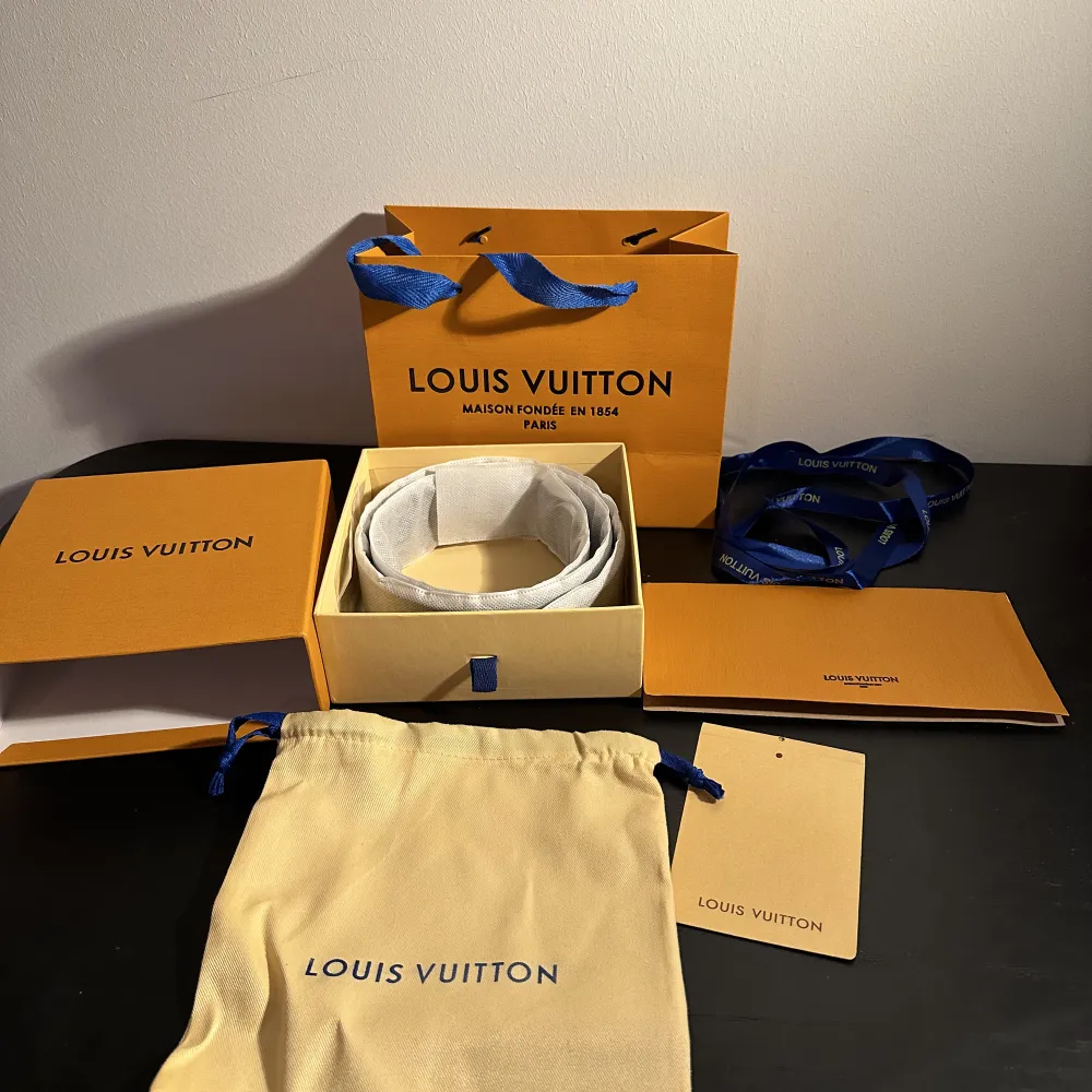 Louis Vuitton Bälte köpt på Mallorca i somras. Jätte fint skick, bara använt på fintillfällen. Bara att fråga om du vill ha fler bilder eller undrar något. Kommer med box, påse, dustbag men inte kvitto. Priset kan diskuteras. 95 cm. Övrigt.