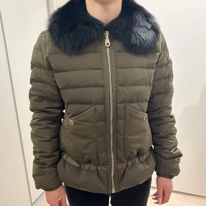 Massimo Dutti jacka - Massimo Dutti jacka i superbra skick. Använd cirka 2 gånger. Strl XS. Priset kan diskuteras.
