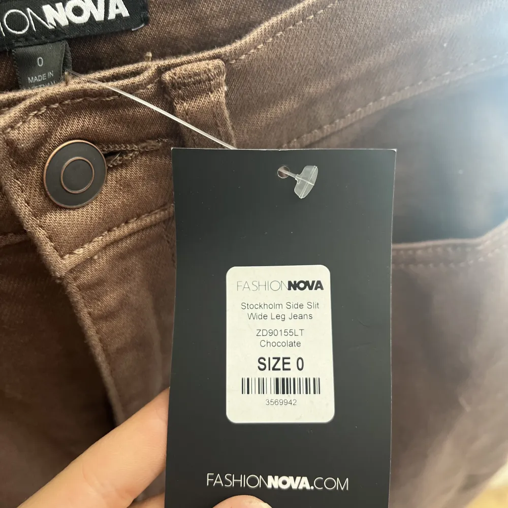 high waist wide leg bruna jeans från fashion nova 🩷 provat en gång !! inga defekter 🤍 säljer pga att de är alldeles för stora och aldrig kom till användning 💗. Jeans & Byxor.