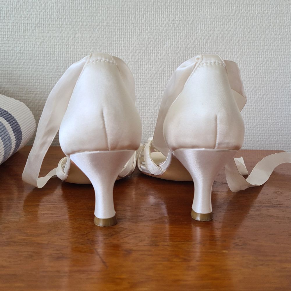 Vit Fina vita sandaler passar bra till bröllop & fest | Plick