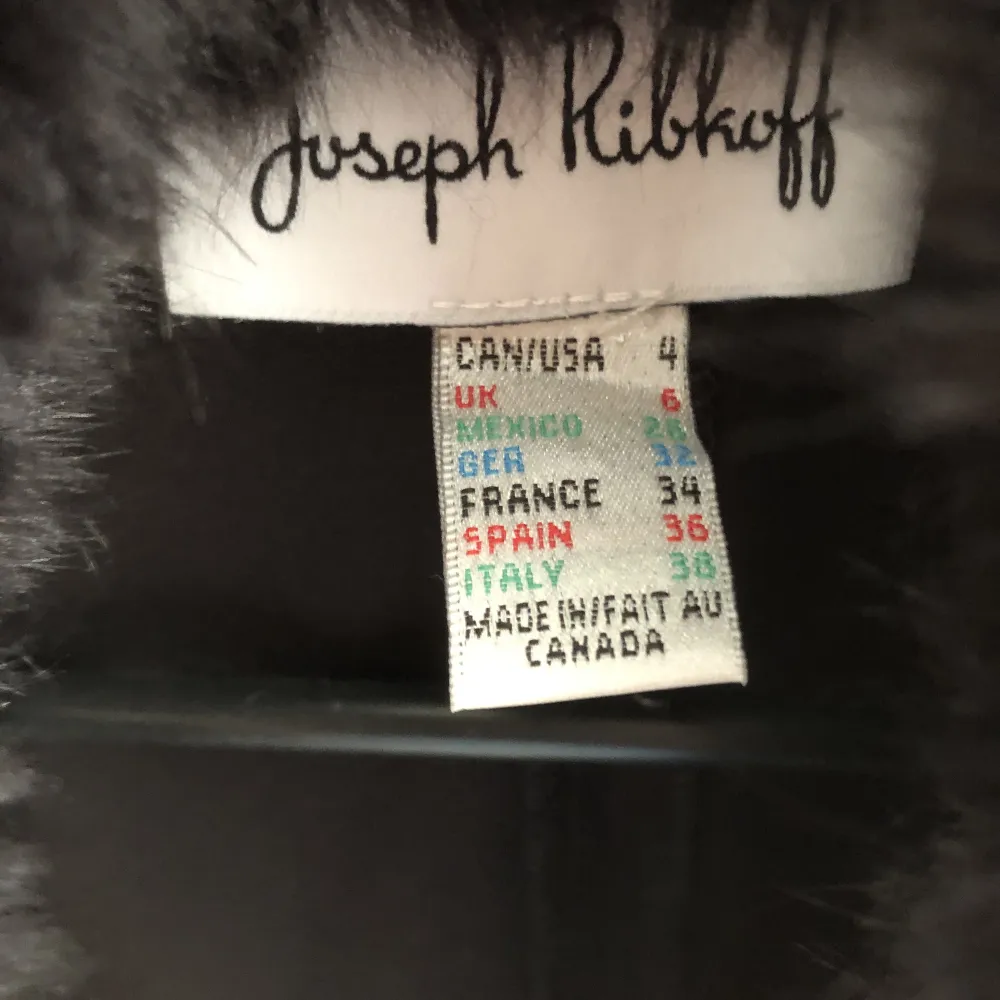 Joseph Ribkoff - svart väst med svart pälskrage.   Väldigt snygg att bära som den är och även under jackan.   Köpt för några år sedan och är helt oanvänd.  Kvitto finns - köpt för 3300 kr. . Jackor.
