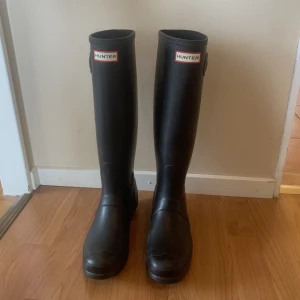 Hunterstövlar - Knappt använda stövlar från Hunter. Bra kvalite. Medföljande tjocka strumpor på köpet! 