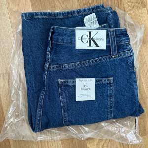 Helt nya jeans från Calvin Klein med lappar kvar. Modell 90s straight, för stora på mig men samma modell som den jag har på mig bild 2! 