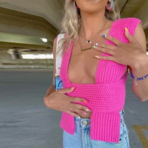 Stickad top  - Säljer denna stickade wrap toppen som man kan knyta lite hur man vill! Superfin till sommaren men kommer dessvärre inte till användning. Den är onesize och passar alla storlekar då man kan justera själv. 💕