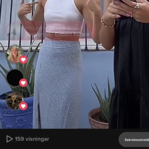 Vit blå blommig kjol - Säljer denna otroligt sköna kjol med en slits som jag köpte på mango i Spanien💗säljer då den är för liten för mig och den inte riktigt kommer till användning💗 Jätte fin till sommaren Nypris 299kr Frakt tillkommer 💗