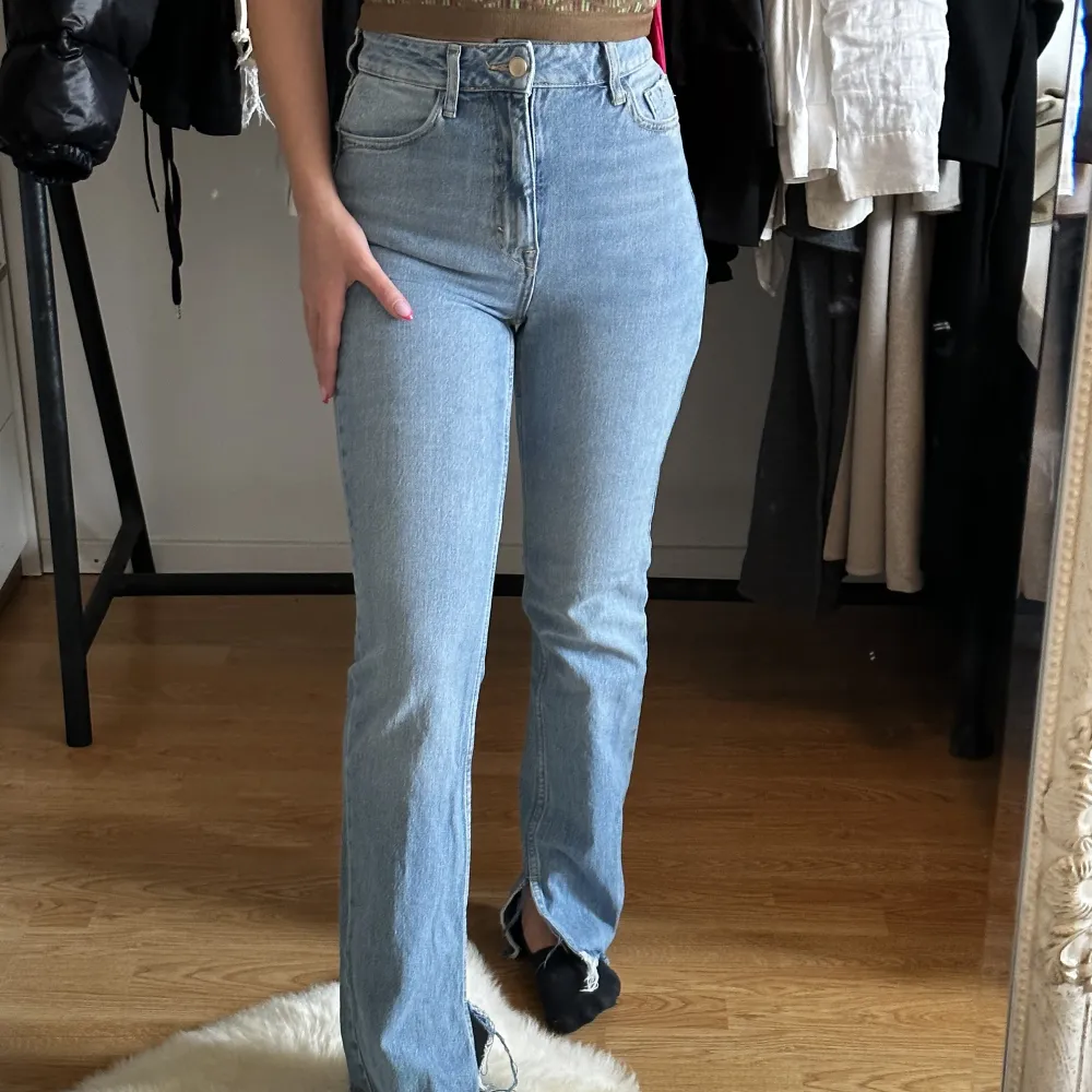 Säljer dessa super fina jeans med slits ner till. Sitter super fint och är i super skick . Jeans & Byxor.