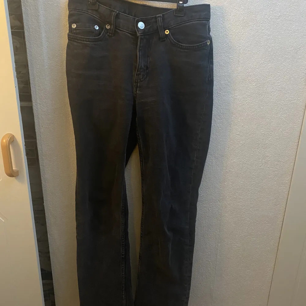 Jättefina jeans från weekday i modellen twig. De är använda men ändå i fint skick. Jeansen är i storlek 24/30. Längden är bra på mig som är 164. Köpte dem för 500 kr men säljer för 200 kr🤩. Jeans & Byxor.