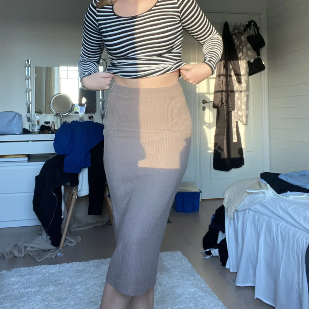 Säljer denna jätte fina brun/begiea kjolen💗den kommer från Vero moda💗den är aldrig använd och nypris är 299kr Super fin till sommaren Den är i xs men passar S med då den är stretchig . Kjolar.