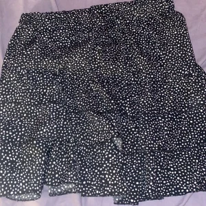 prickig kjol - En prickig kjol, nästan aldrig använd och jätte skönt material.  Pris kan diskuteras 