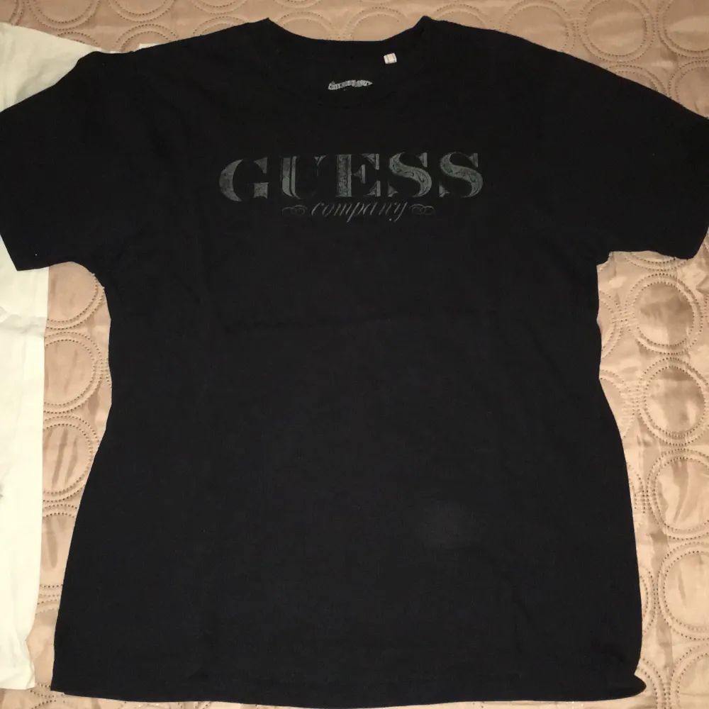 Två t-shirtar i bra skick, båda i storlek S. Den svarta tröjan är Guess. . T-shirts.