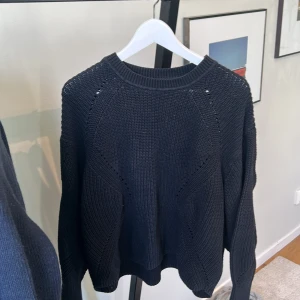 Stickad träja - Skön stickad tröja från H&M, säljer pgd av att jag inte får någon användning av den💕