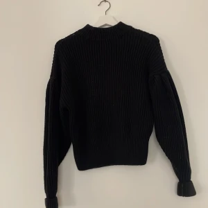 Stickad tröja - En svart stickad tröja från HMi stl XS