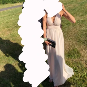 balklänning - Säljer nu min gamla balklänning i storlek XS från NELLY💞Desvärre har en söm ryckts vid ena sidan av bysten därav priset! 250kr + frakt. Skriv för mer info & bilder