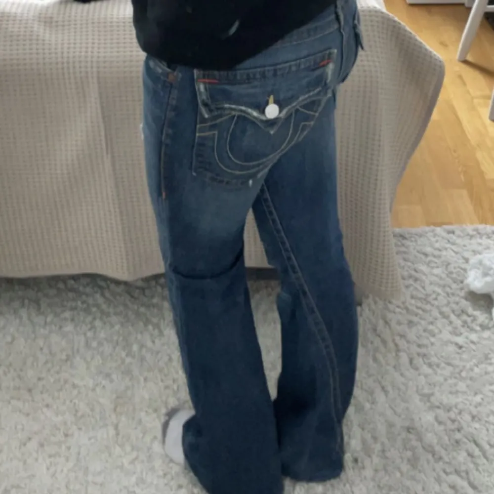 Säljer mina skitsnygga true religion jeans strl 29 Sitter bra i längden på mig som är 170 Kan mötas upp i Stockholm eller skicka. Jeans & Byxor.