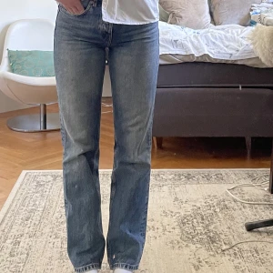 Jeans - Blåa jeans från Zara, modell straight, midwaist Midja (rakt över) - 39 cm Gylfområde - 27 cm Innelår - 79 cm