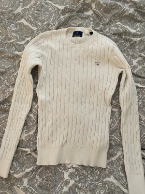 Tröja - Säljer denna kabelstickade tröja från gant. Säljer för den inte kommer till användning💓skriv om du undrar något💞