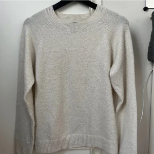 Stickad tröja från vero moda - Stickad tröja från vero moda i gott skick! Storlek S👌🏼