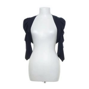 Supersöt bolero! - Super fin mörkblå bolero! Köpt på sellpy men den är som ny💓 passar storlek xs-m💓💓