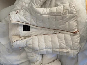 Jacka - Tjockare Jacka från zara med fluff i (utagbar miniluva i dragkedjan). Finns två små gula missfärgningar bak i nacken, därav priset. Tvättas innan den skickas!