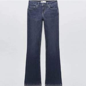 Säljer dessa fina jeans från zara! Dom är lågmidjade och i bootcut modell😊🥰🫶🏻🫶🏻knappt använda så dom är som nya!! Passar perfekt på mig som är 174 