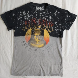 AC/DC t-shirt  - Asball bandtröja med AC/DC på. Storlek S. Ett litet hål finns på framsidan, men inget som dirket syns eller störs.  Eventuell frakt betalas av köparen 🖤