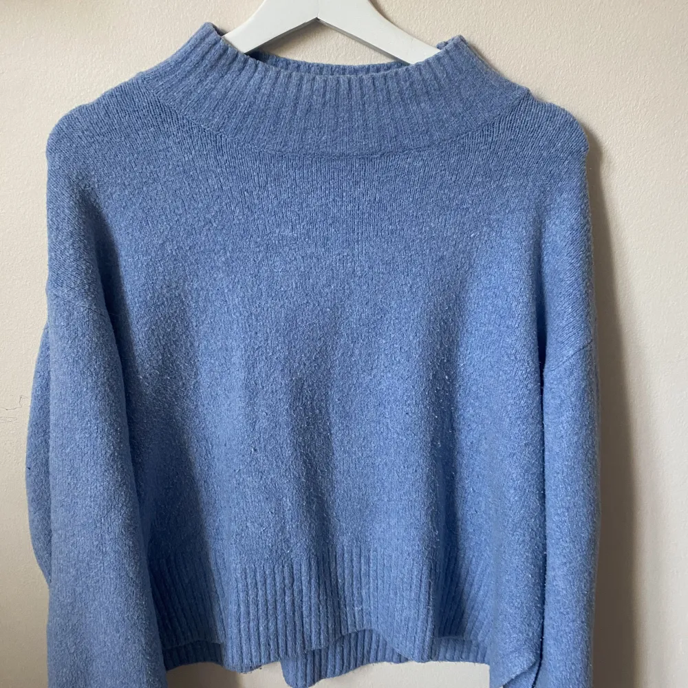 Säjer den här jättefina blåa stickade tröjan i strl S med två små slitsar på sidorna, som inte är använd särskilt mycket, bra skick💕. Stickat.